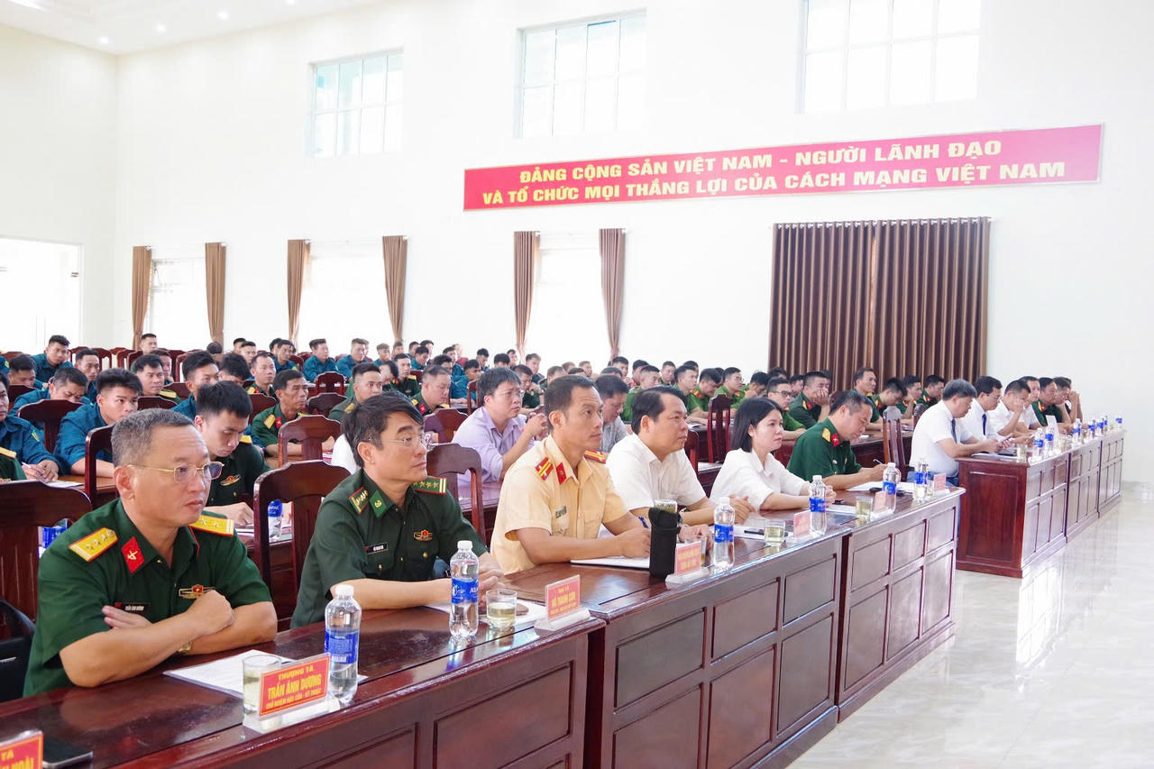 Các đại biểu dự khai giảng. (Ảnh: Xuân Diện)