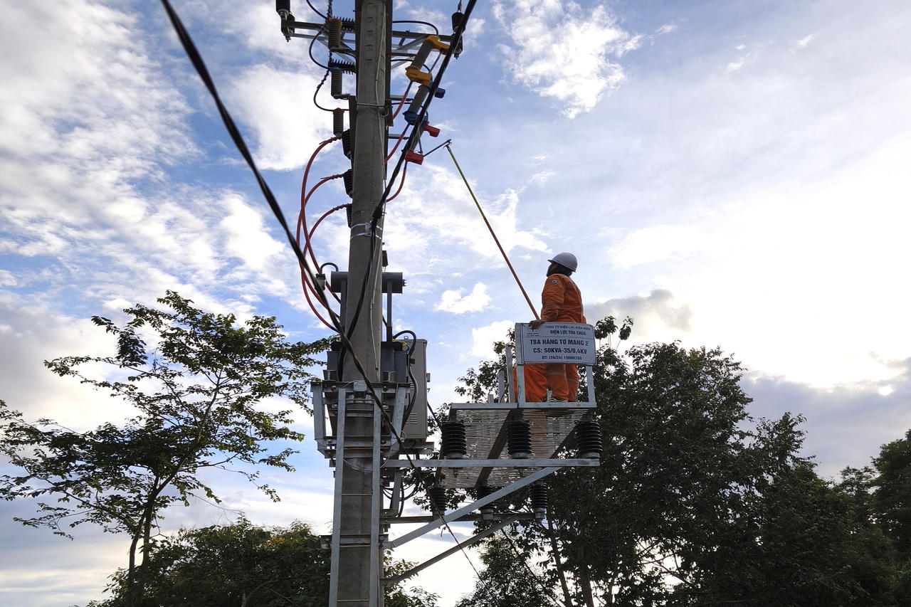 Điện lực Tủa Chùa đóng điện 3 trạm biến áp phục vụ người dân đón Tết Độc lập 2/9