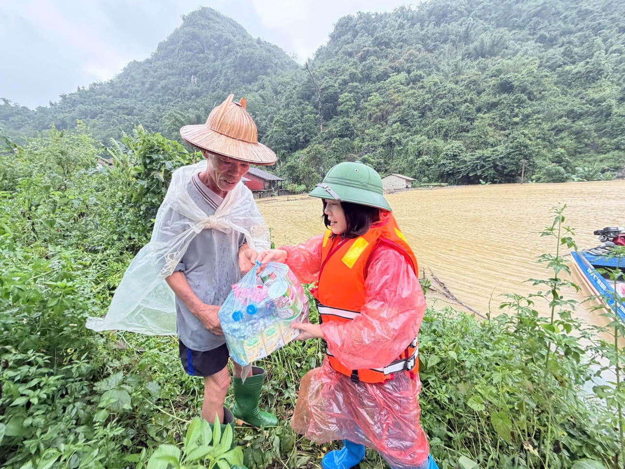 Nhiều xã tại Lạng Sơn vẫn miệt mài chống hậu quả mưa lũ