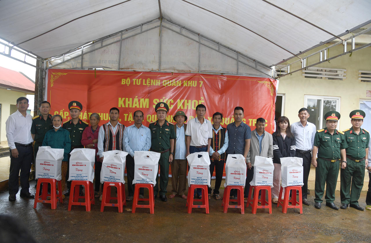 Cùng với hoạt động khám bệnh, đoàn công tác Quân khu trao tặng 250 suất quà cho các hộ dân có hoàn cảnh khó khăn. (Ảnh: QK7)