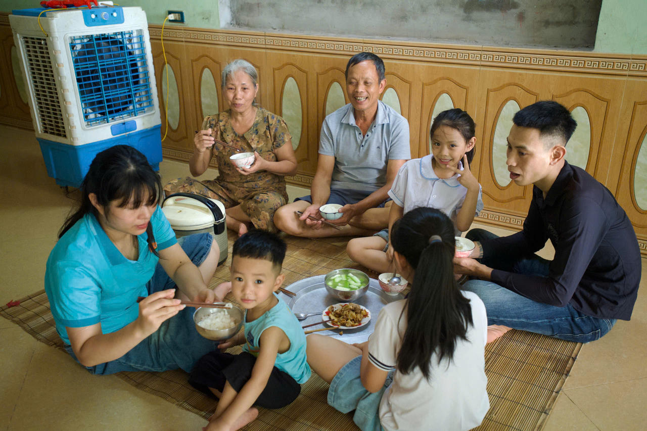 Bữa cơm giản dị của 7 thành viên trong căn nhà nhỏ tại Hưng Yên