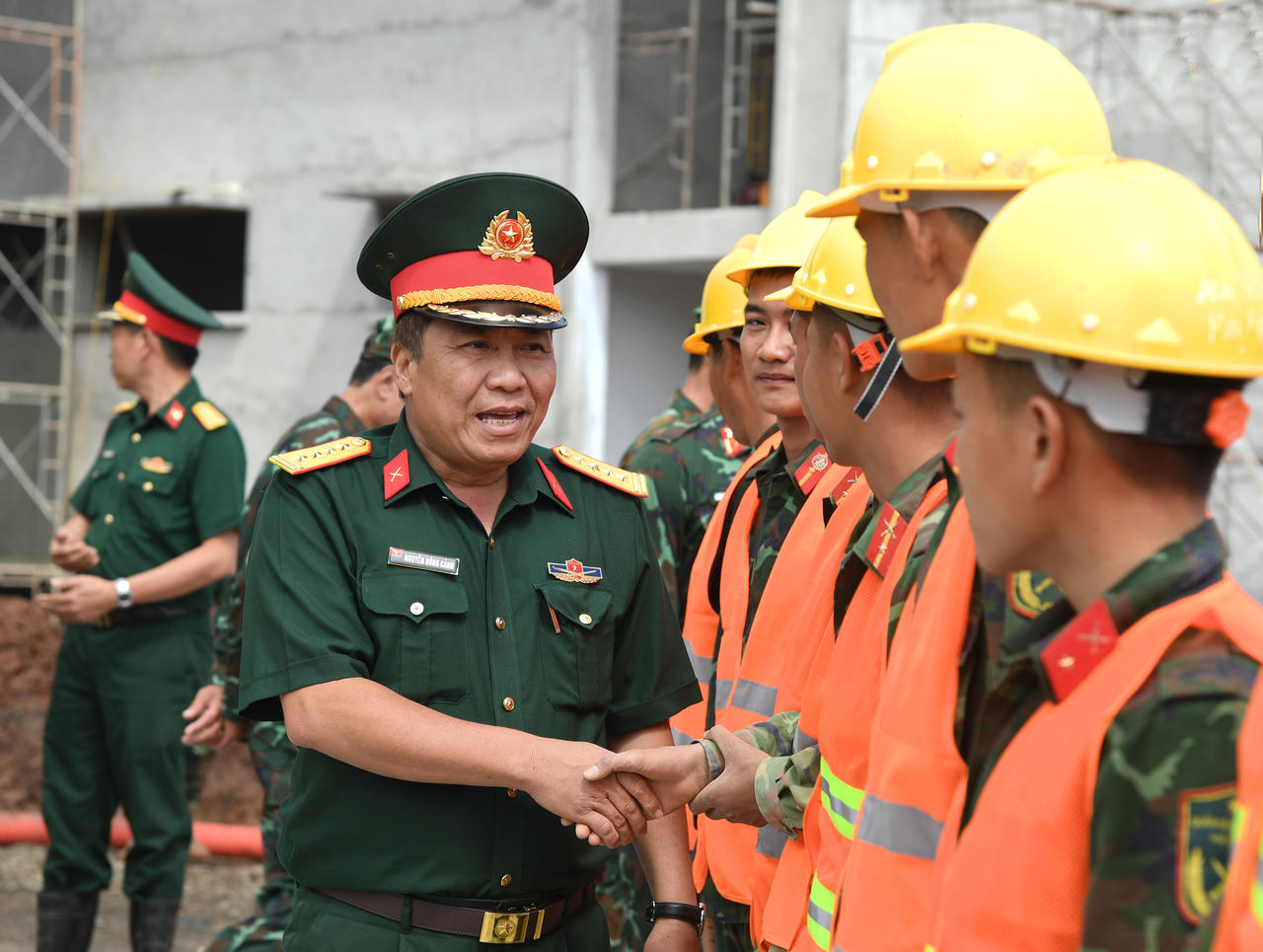 Đại tá Nguyễn Hồng Cảnh - Phó Chủ nhiệm Chính trị Quân khu động viên cán bộ, chiến sĩ làm nhiệm vụ xây dựng Trường liên cấp Tiểu học và Trung học cơ sở xã Quảng Trực. (Ảnh: QK7)