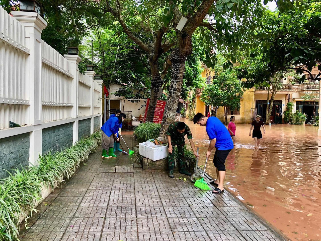 Vệ sinh môi trường sau khi nước rút chiều này 24/8 tại phường Tam Thanh. Ảnh: CTV