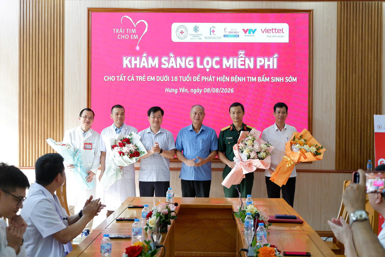 Các bác sĩ đến từ tuyến đầu tại Bệnh viện Đại học Y Hà Nội, Bệnh viện E, Bệnh viện Đa khoa tỉnh Hưng Yên và Bệnh viện Kusumi Ecopark có mặt từ sáng sớm