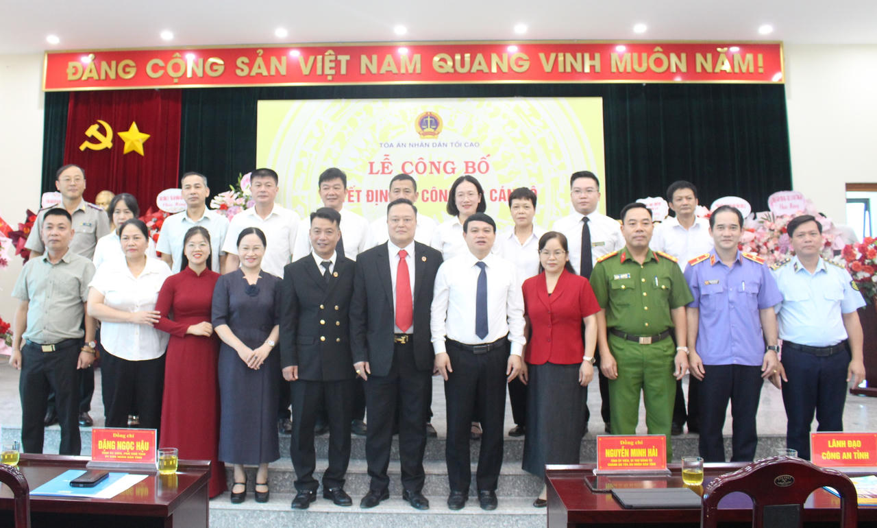 Các đại biểu chụp ảnh lưu niệm cùng tân Phó Chánh án Tòa án nhân dân tỉnh Sơn La (Ảnh: QĐ).