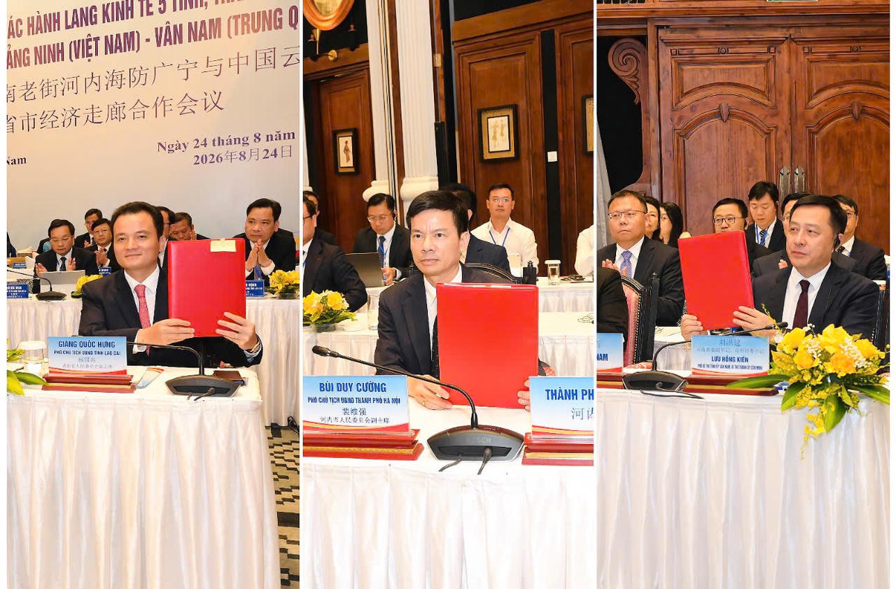 Lãnh đạo các tỉnh, thành phố ký kết biên bản hội nghị hợp tác. (Ảnh: Nguyễn Hải)