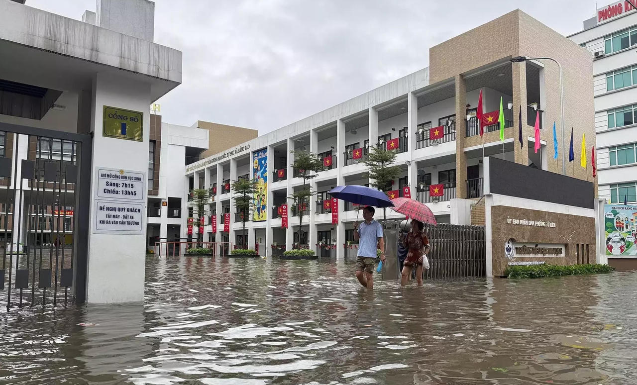 Nhiều trường ở Hà Nội chuyển học trực tuyến, lùi giờ vào học do mưa bão Nhiều trường ở Hà Nội chuyển học trực tuyến, lùi giờ vào học do mưa bão