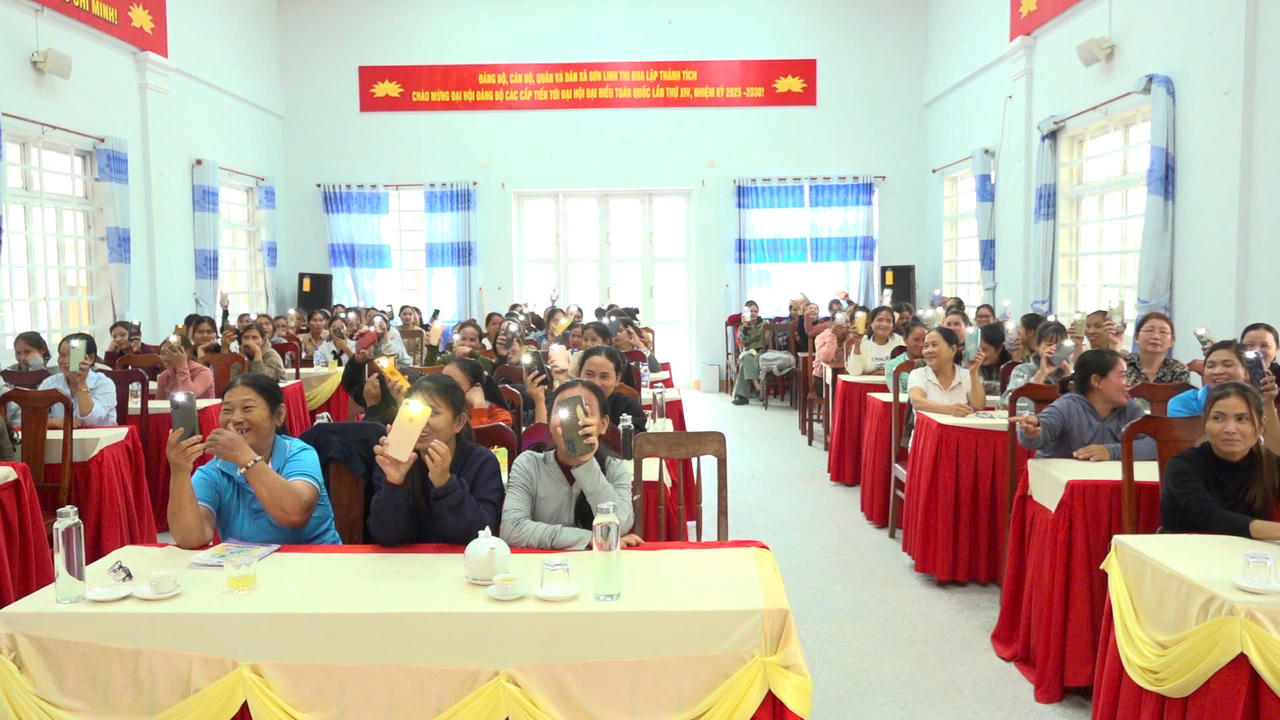 Quảng Ngãi quyết tâm thu hẹp khoảng cách phát triển, ưu tiên nguồn lực cho các xã, thôn đặc biệt khó khăn, vùng đồng bào dân tộc thiểu số và miền núi, an toàn khu, biên giới và hải đảo. (ảnh Như Đồng)