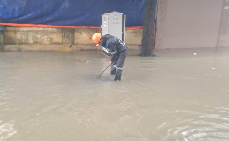 Mưa đã ngớt nhưng nhiều tuyến phố ở phía Tây Hải Phòng vẫn ngập 