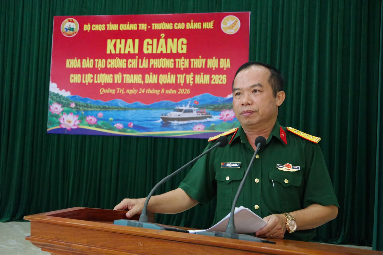 Đại tá Nguyễn Tài Tình, Ủy viên Ban Thường vụ Đảng ủy Quân sự tỉnh, Phó Chỉ huy trưởng - Tham mưu trưởng Bộ CHQS tỉnh, Trưởng Ban Tổ chức dự, phát biểu khai giảng. (Ảnh: Xuân Diện)