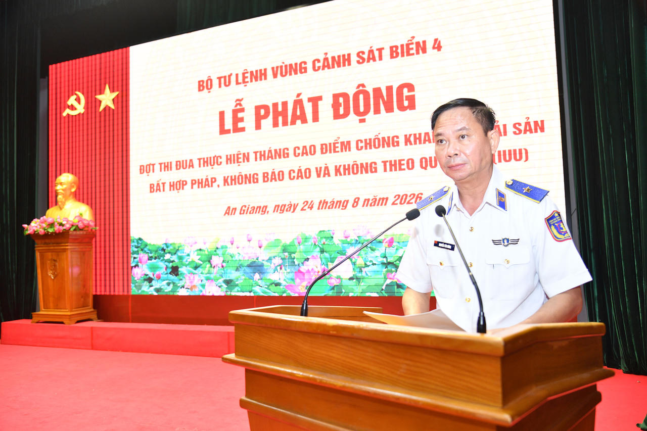 Thiếu tướng Nguyễn Văn Dũng - Bí thư Đảng ủy, Chính ủy, Chủ tịch Hội đồng Thi đua - Khen thưởng Bộ Tư lệnh Vùng chủ trì Lễ phát động Đợt thi đua thực hiện tháng cao điểm chống khai thác IUU. Ảnh: Đức Thái