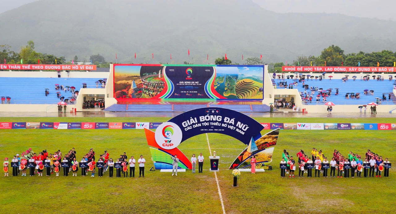 Tạm gác những công việc thường nhật nơi nương rẫy, ruộng đồng, những cô gái Thái, Mường, Tày, H’Mông... khoác lên mình trang phục thi đấu, bước ra sân với tinh thần đầy tự tin và quyết tâm. (Ảnh: Nguyễn Hải)