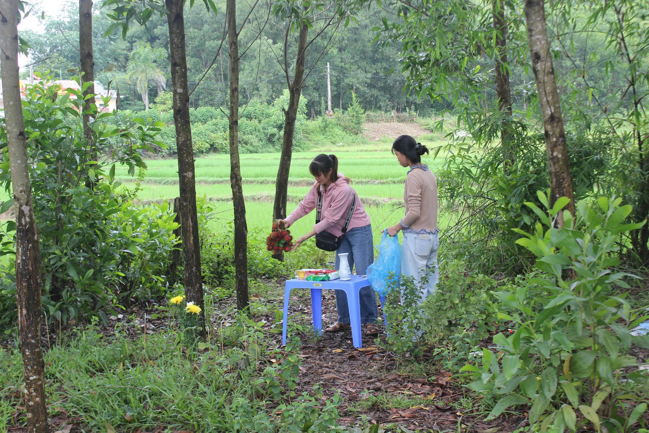 Người dân địa phương sắp lễ, thắp hương tại vị trí được cho là có hài cốt liệt sĩ thời kỳ chống Pháp. Ảnh: Nhật Nguyên.