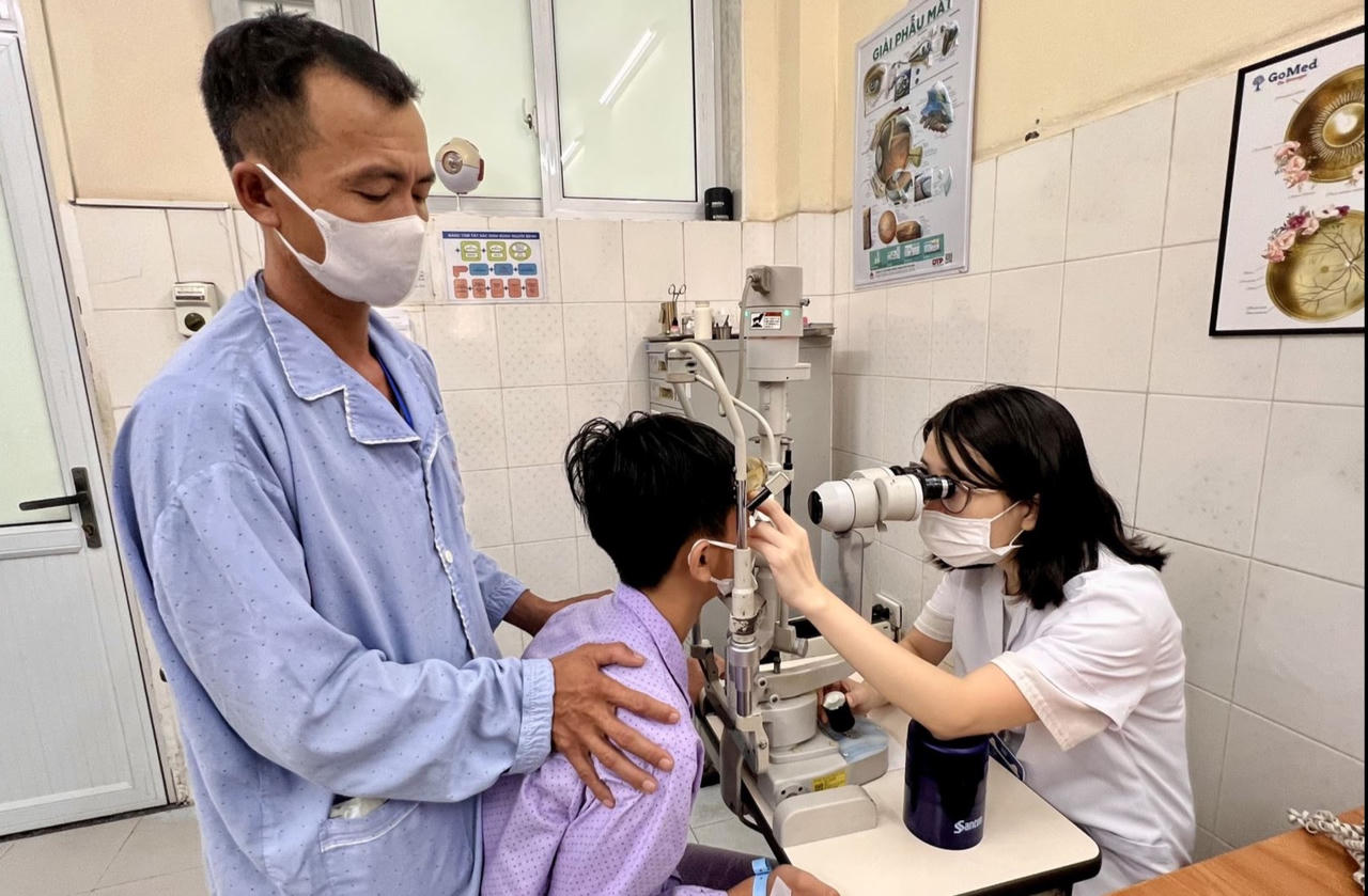 Lưỡi câu xuyên mắt bé trai 13 tuổi, bác sĩ cảnh báo tai nạn mắt ở trẻ trước năm học mới