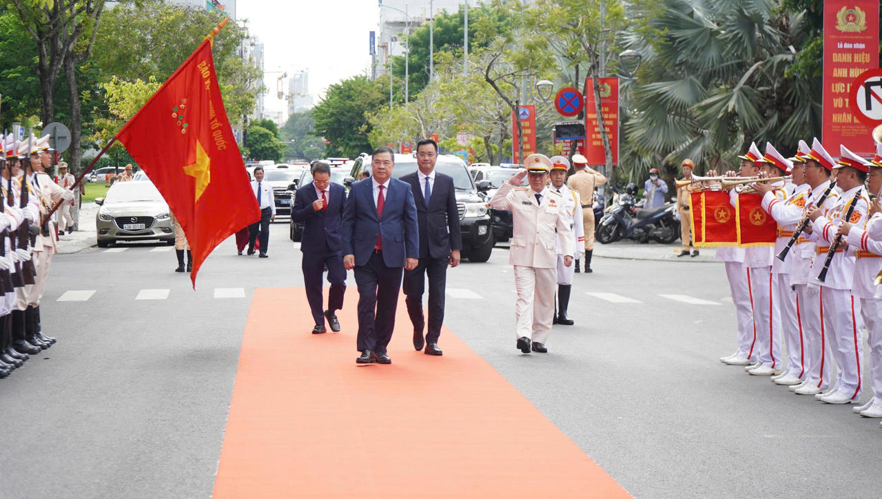 C&ocirc;ng an TP Đ&agrave; Nẵng tổ chức Lễ đ&oacute;n nhận danh hiệu 'Anh h&ugrave;ng Lực lượng vũ trang nh&acirc;n d&acirc;n'. Ph&oacute; Thủ tướng Thường trực Ch&iacute;nh phủ Phạm Gia T&uacute;c dự v&agrave; ph&aacute;t biểu tại buổi Lễ (ảnh V&acirc;n Anh)