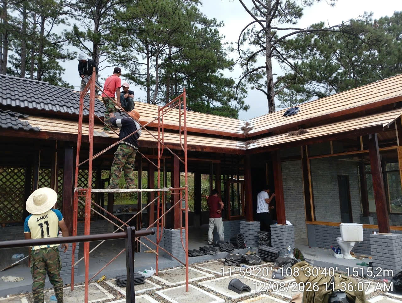 Xã Lạc Dương tổ chức tháo dỡ công trình vi phạm. Ảnh: P.Dương