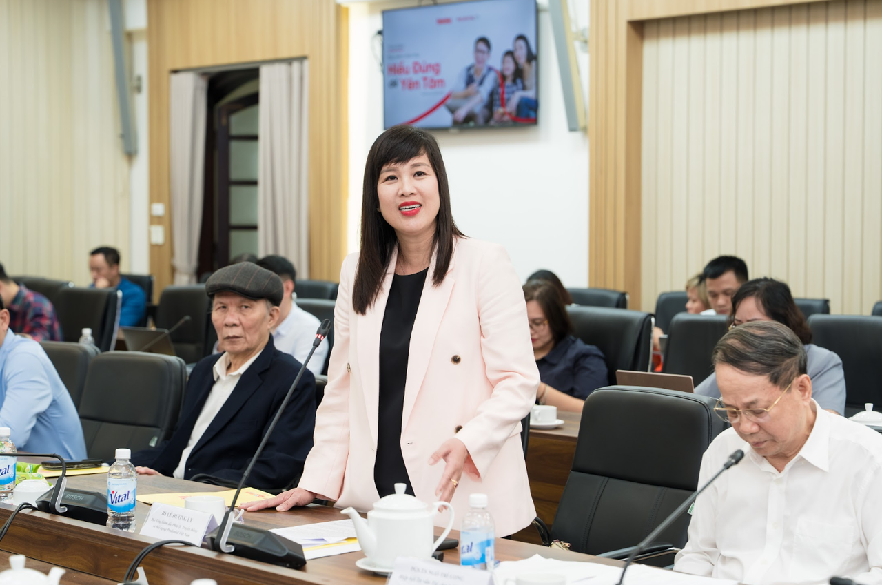 Bà Lê Hương Ly - Phó Tổng Giám đốc Pháp lý, Truyền thông và Đối ngoại, Công ty TNHH Bảo hiểm Nhân thọ Prudential Việt Nam phát biểu tại tọa đàm. Ảnh: BTC