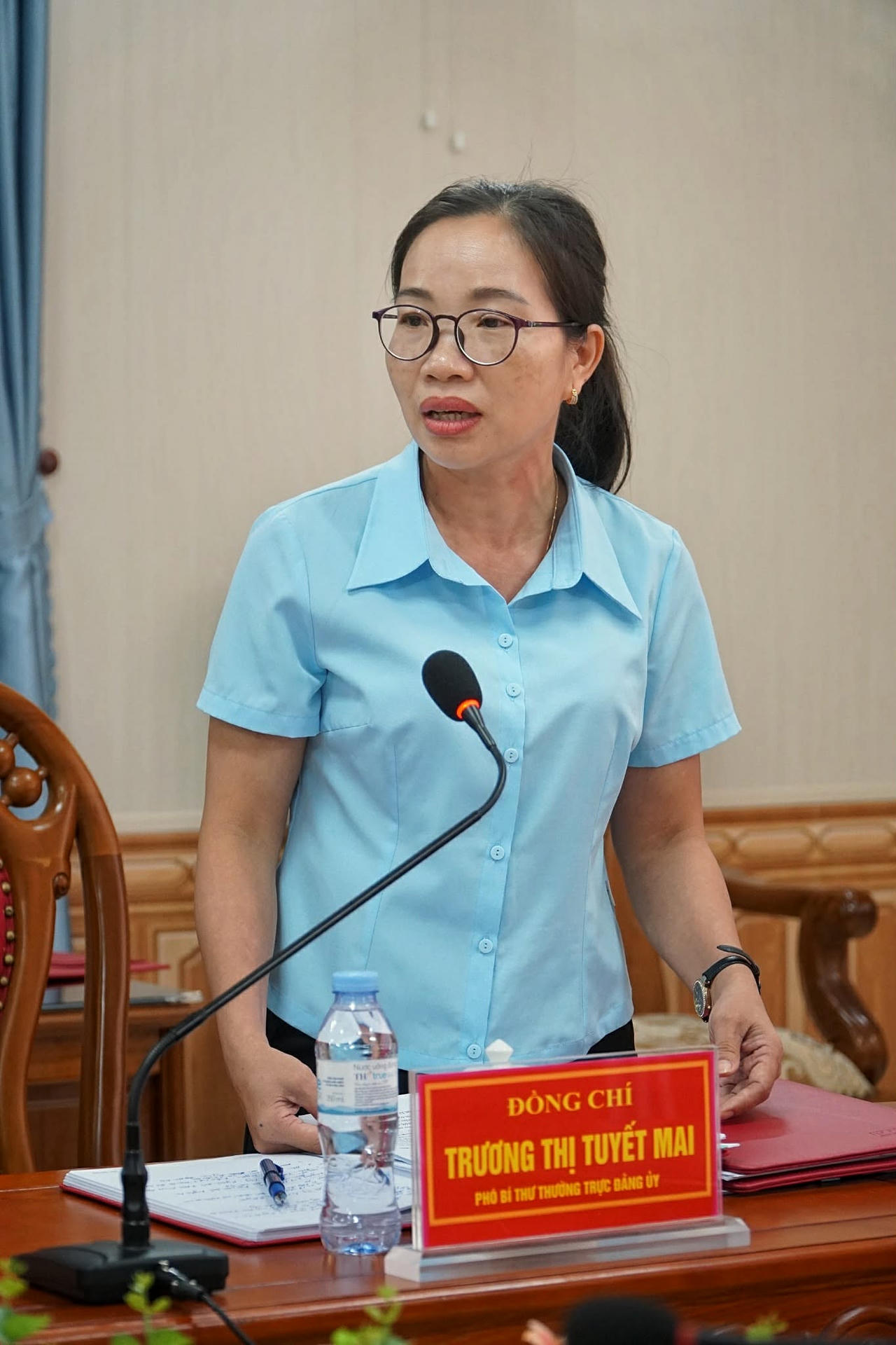 Bà Trương Thị Tuyết Mai - Phó Bí thư Thường trực Đảng ủy xã Quế Phong thông tin về tình hình chung của địa phương. Ảnh: Tuyết Lan
