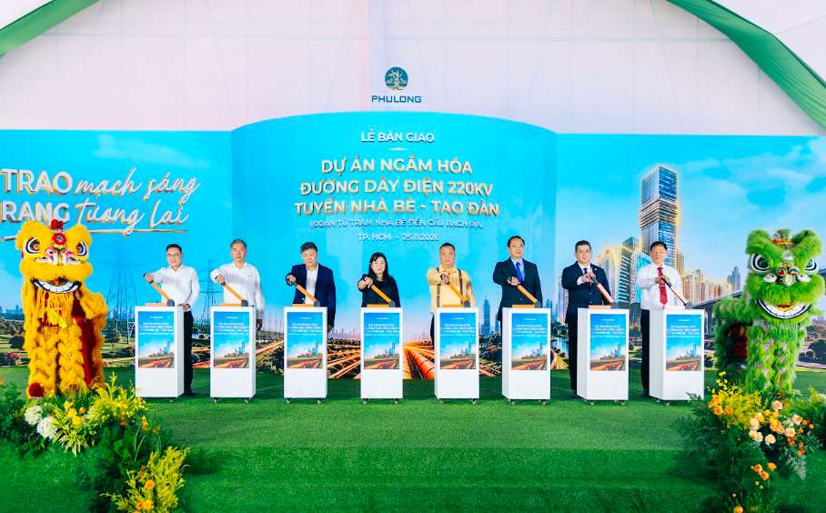 Các đại biểu thực hiện nghi thức bàn giao, đưa vào vận hành công trình ngầm hóa đường dây điện 220kV Nhà Bè - Tao Đàn, đoạn từ trạm Nhà Bè đến cầu Rạch Đỉa
