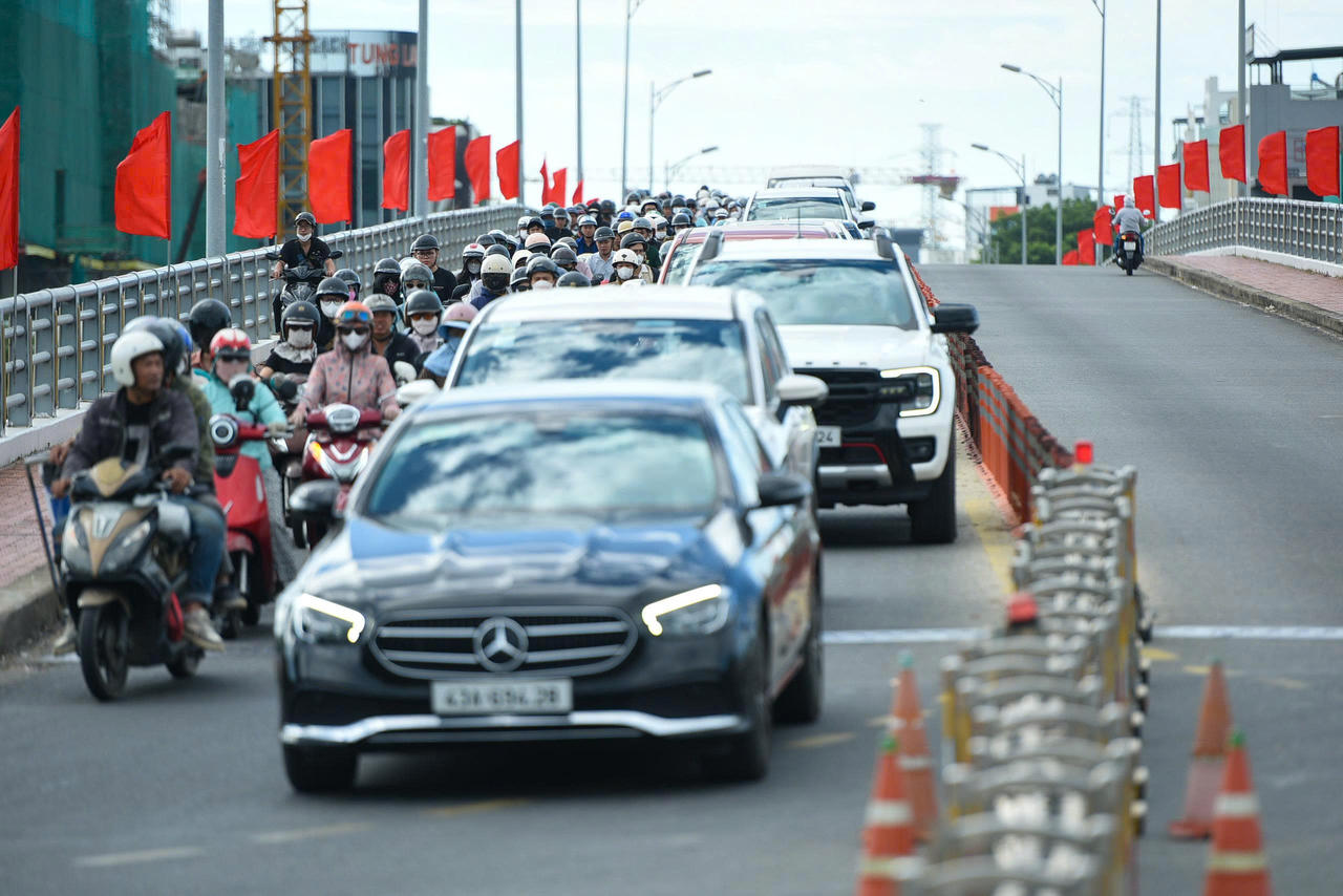 Dự án tận dụng cầu Hòa Xuân hiện trạng và xây dựng thêm một liên cầu mới phía hạ lưu cầu cũ, qua đó hạn chế tối đa nhu cầu giải phóng mặt bằng (Ảnh: Vân Anh)