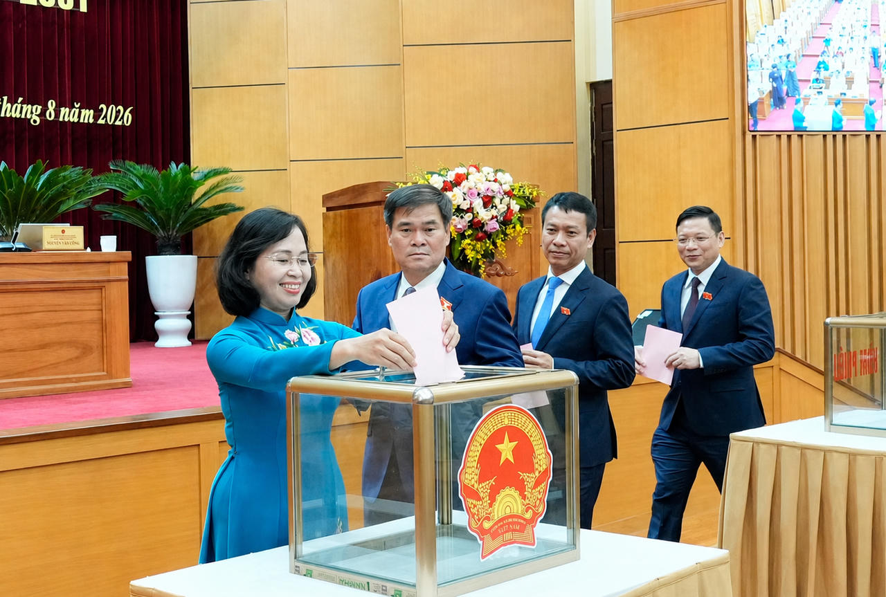 HĐND tỉnh tiến hành bỏ phiếu bầu Phó Chủ tịch UBND tỉnh đối với bà Vũ Thị Mai Anh. (Ảnh: CTTĐT Quảng Ninh)