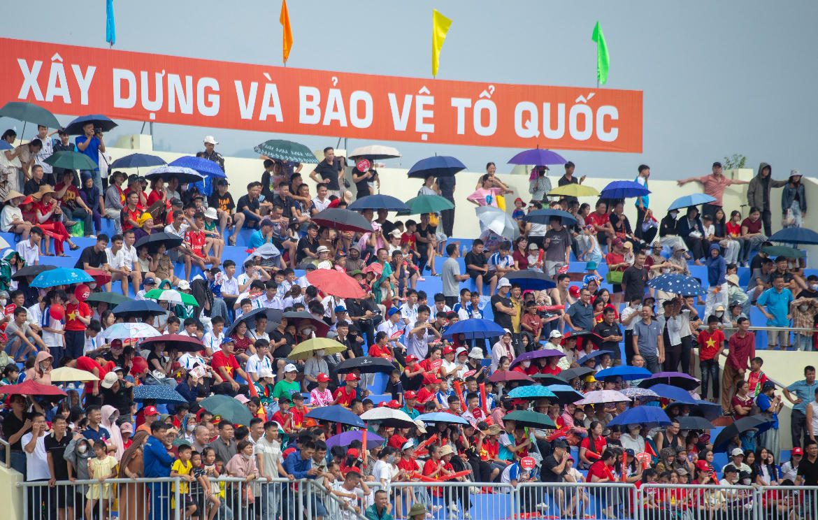 Nếu sân cỏ là nơi các nữ cầu thủ thể hiện sức mạnh và tinh thần thể thao thì trên khán đài, những nữ cổ động viên trong trang phục truyền thống lại góp phần tạo nên một không gian văn hóa đặc sắc. (Ảnh: Nguyễn Hải)