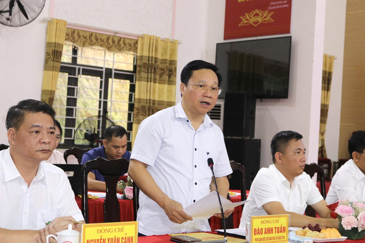 Ông Đào Anh Tuấn, Phó Giám đốc Sở Giáo dục và Đào tạo tỉnh Lào Cai phát biểu tại hội nghị. (Ảnh: Nguyễn Hải)