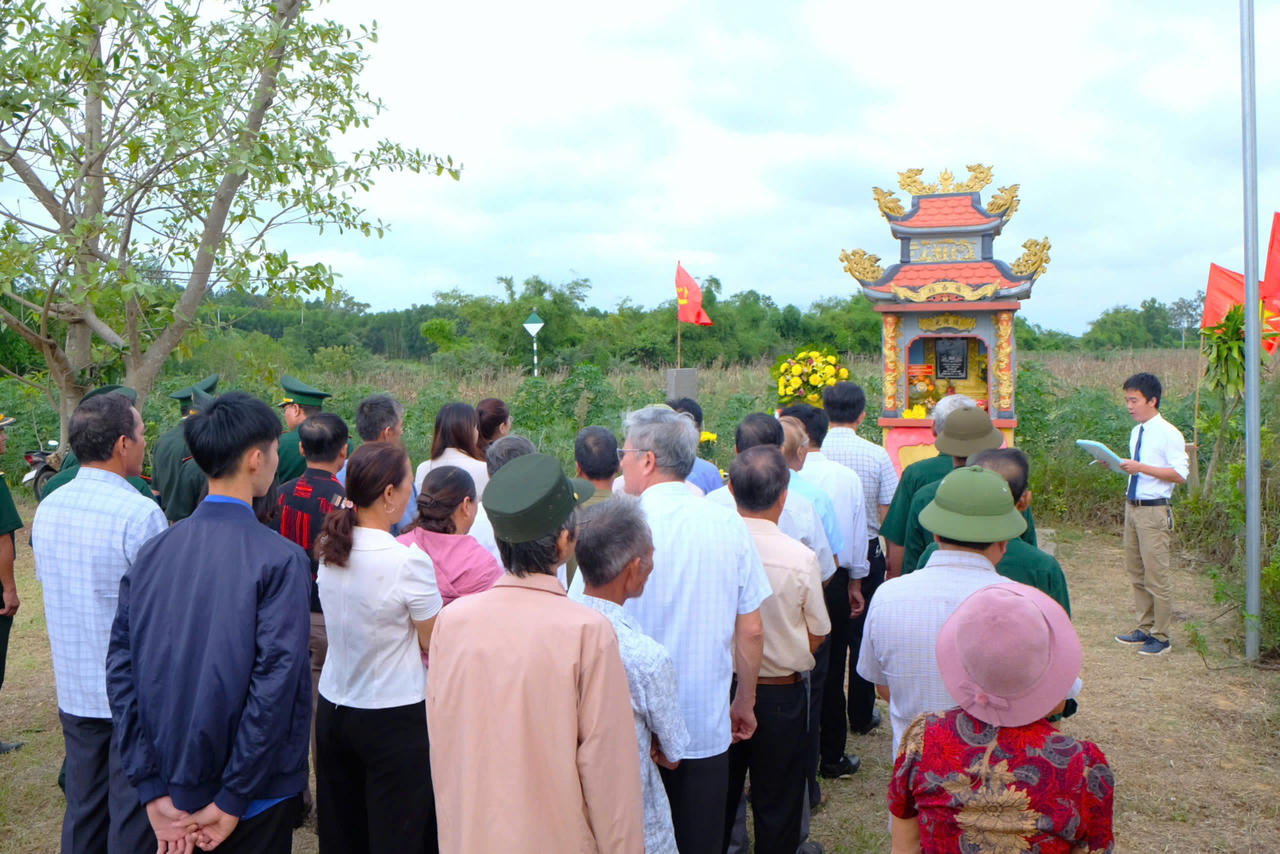 Đại biểu và người dân thực hiện nghi thức tại khu vực Miếu thờ Ngô Thị Ngọc Lâm, thuộc di tích vừa được xếp hạng lịch sử cấp tỉnh. (Ảnh: Đình Tiến)