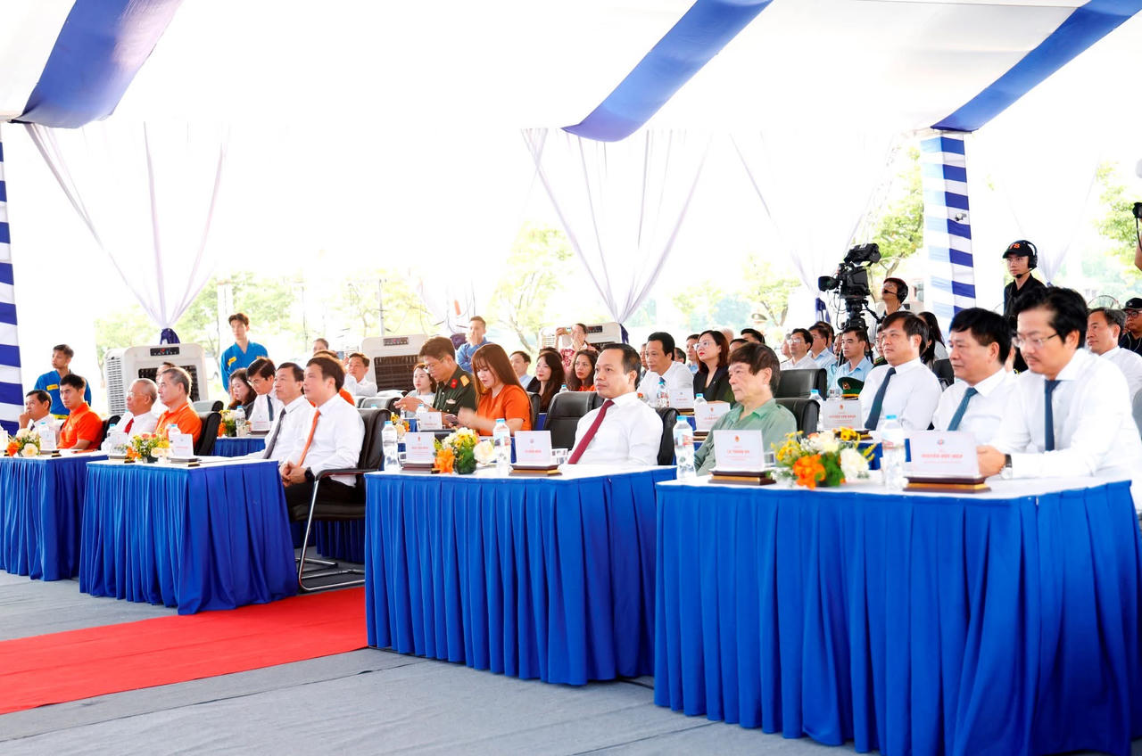 Bí thư tỉnh ủy Điện Biên Trần Tiến Dũng cùng các đại biểu dự lễ khởi công (Ảnh: dienbien.gov.vn)