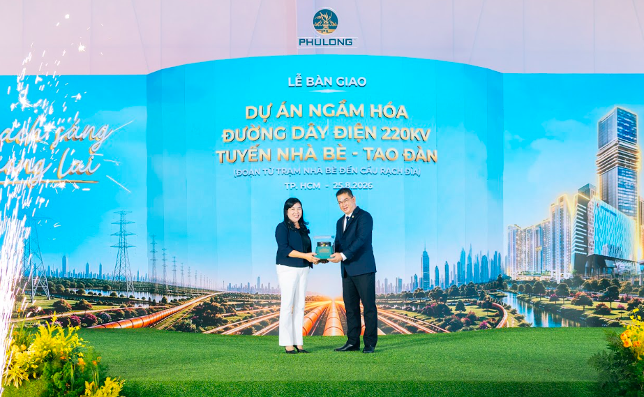 Ông Nguyễn Vũ Anh Tú - Tổng Giám đốc Phú Long bàn giao biểu trưng công trình đến bà Nguyễn Thị Kim Ngọc - Phó Giám đốc Sở Công Thương TP.HCM, đại diện UBND TP.HCM.