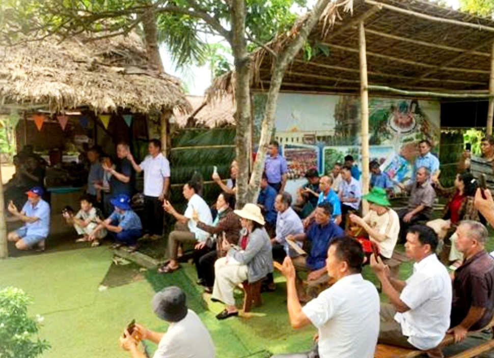 Đoàn đại biểu người uy tín tìm hiểu không gian văn hóa các dân tộc Việt Nam. Ảnh: Sở Dân tộc và Tôn giáo tỉnh Lạng Sơn.