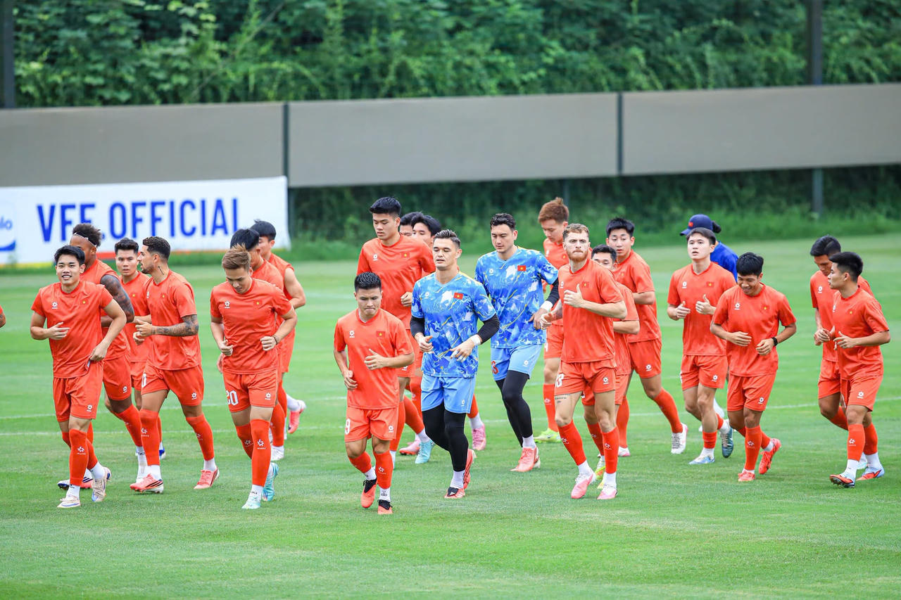 Sau chiến thắng 2-0 ở lượt đi, thầy trò HLV Kim Sang Sik đã trở lại tập luyện với tâm trạng thoải mái nhưng không chủ quan, hướng tới trận đấu quyết định trên sân Mỹ Đình (Ảnh VFF)
