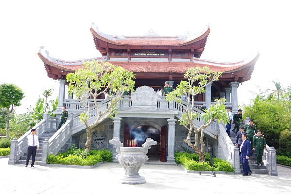 Chủ nhiệm Tổng cục Chính trị dâng hương tri ân Đại tướng Võ Nguyên Giáp, trao Huy hiệu 80 năm tuổi Đảng tại Quảng Trị