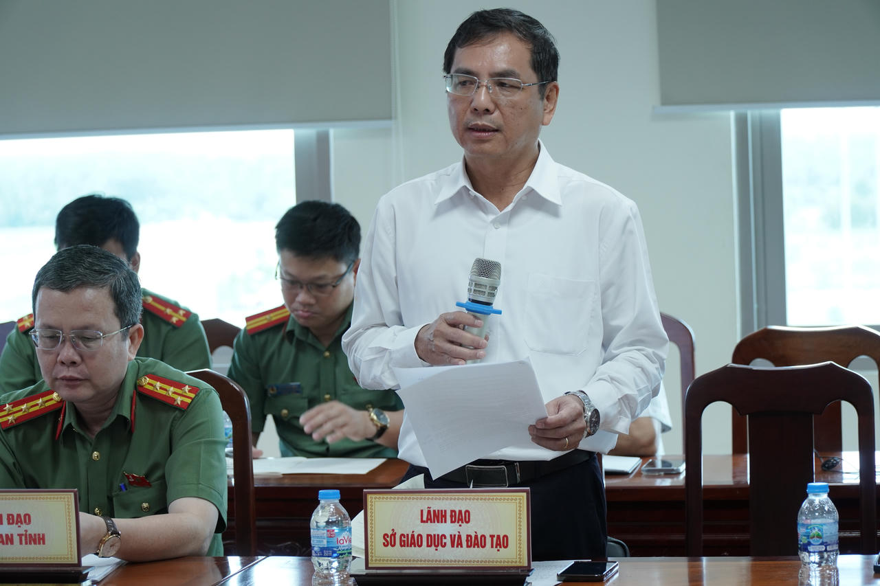 Phó Giám đốc Sở Giáo dục và đào tạo Đồng Tháp Nguyễn Phương Toàn thông tin tại buổi giao ban báo chí tháng 8/2026. Ảnh: Anh Như