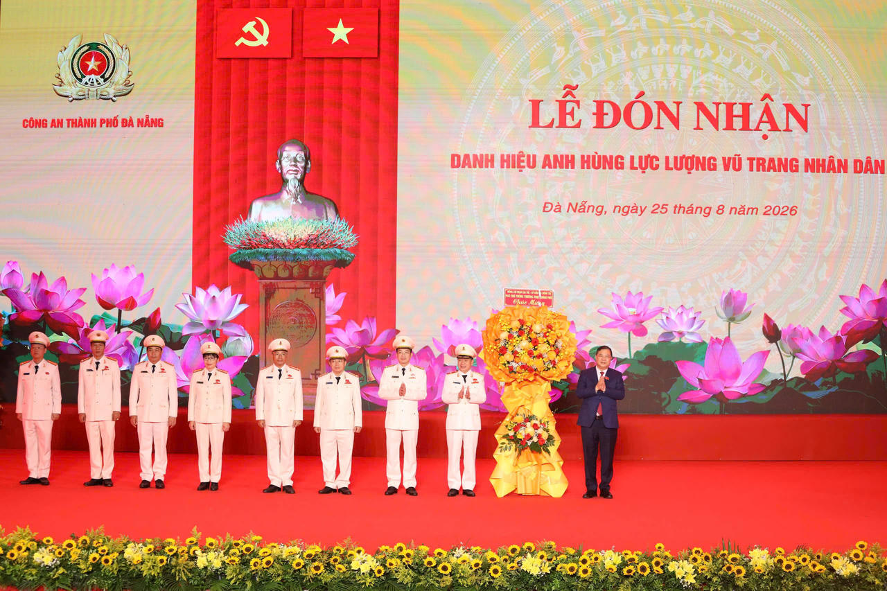 Ph&oacute; Tủ tướng Thường trực Ch&iacute;nh phủ Phạm Gia T&uacute;c tặng hoa ch&uacute;c mừng C&ocirc;ng an th&agrave;nh phố Đ&agrave; Nẵng (ảnh V&acirc;n Anh)