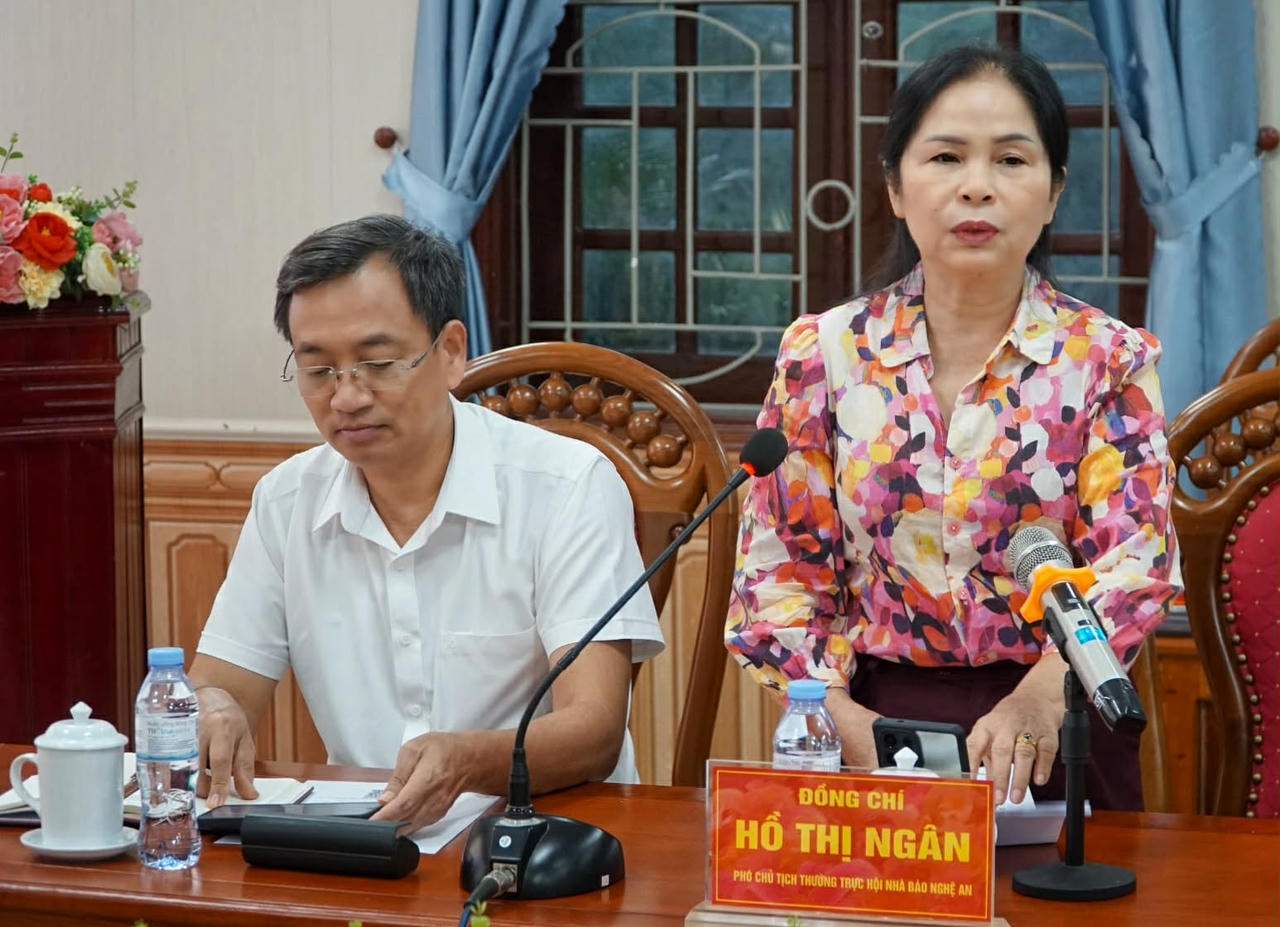 Bà Hồ Thị Ngân –&nbsp; Phó Chủ tịch Thường trực Hội Nhà báo tỉnh Nghệ An phát biểu tại buổi làm việc. Ảnh: Tuyết Lan 