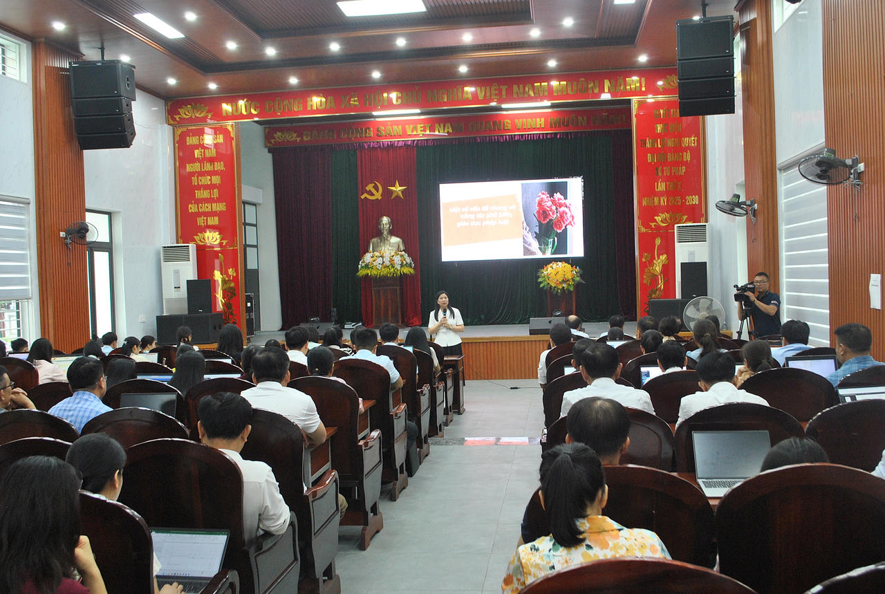 Hơn 170 đại biểu là báo cáo viên pháp luật cấp tỉnh, công chức phụ trách công tác PBGDPL của các xã, phường trên địa bàn tỉnh Hà Tĩnh tham dự Hội nghị. Ảnh: PV