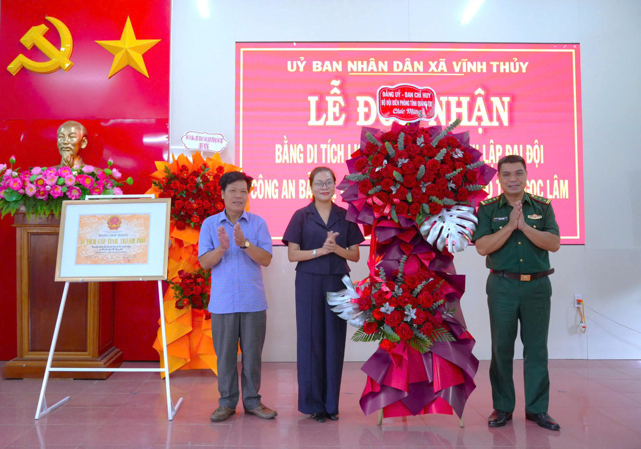 Ban Chỉ huy BĐBP tỉnh tặng hoa chúc mừng xã Vĩnh Thuỷ đón nhận Bằng xếp hạng di tích lịch sử cấp tỉnh. (Ảnh: Đình Tiến)
