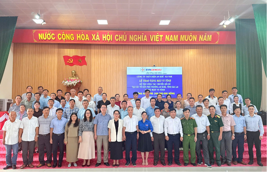 Công ty Thủy điện An Khê – Ka Nak hỗ trợ kinh phí mua sắm 30 bộ máy vi tính cho địa phương