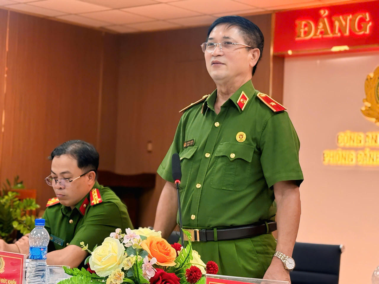 Thiếu tướng Vũ Đức Khiển, Phó Chủ tịch Thường trực Hội Cựu CAND TP HCM phát biểu tại buổi họp triển khai công tác chuẩn bị chương trình.
