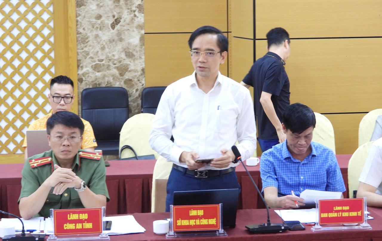 Ông Nguyễn Trung Tiến - Phó Giám đốc Sở Khoa học và Công nghệ tỉnh Quảng Ninh phát biểu tại Hội nghị thông tin báo chí. (Ảnh: Công Hoan)