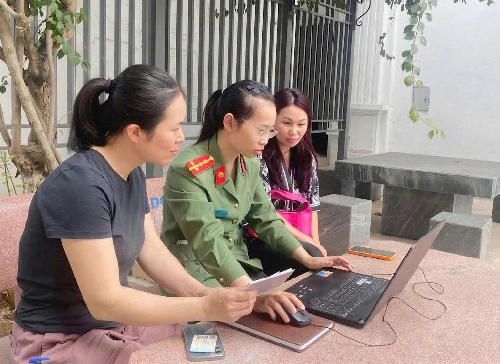 Cán bộ Công an phường Vĩnh Yên hướng dẫn cơ sở lưu trú khai báo tạm trú cho người nước ngoài. (ảnh: Ngọc Thắng)