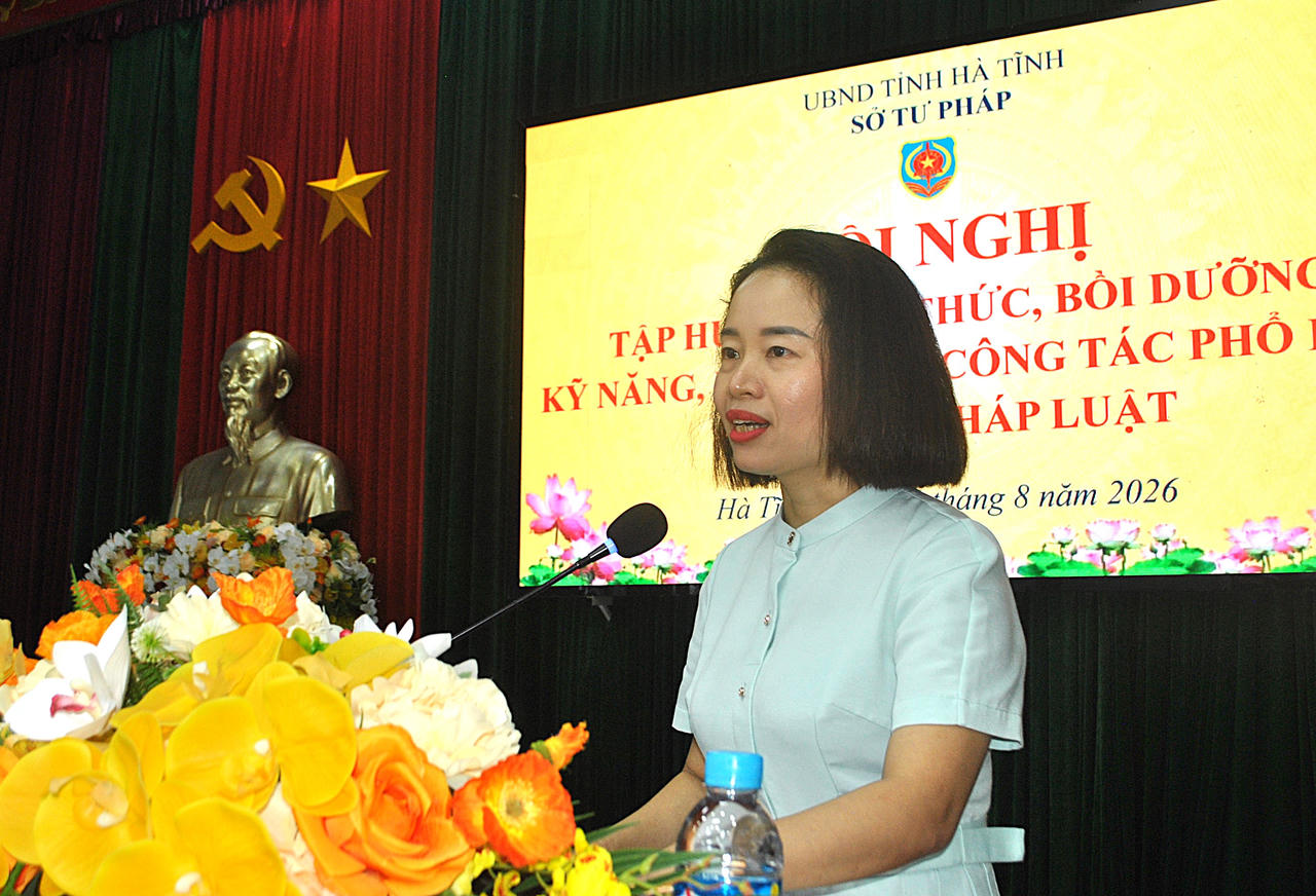 Bà Trần Thị Kiều Oanh-Phó giám đốc Sở Tư pháp Hà Tĩnh phát biểu khai mạc Hội nghị. Ảnh: PV