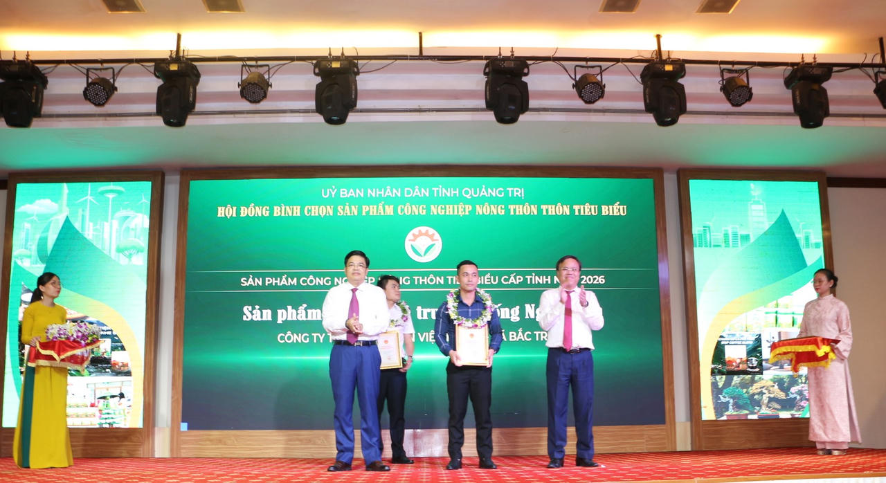 Phó Chủ tịch UBND tỉnh Lê Đức Tiến, Giám đốc Sở Công Thương tỉnh Quảng Trị Hồ Xuân Hoè trao Giấy chứng nhận sản phẩm công nghiệp nông thôn tiêu biểu cho các đơn vị. (Ảnh: Minh Phương)