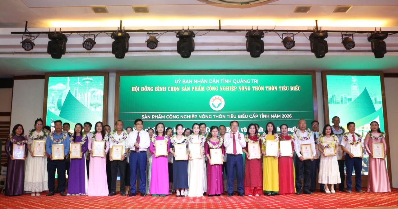 Lãnh đạo tỉnh Quảng Trị chụp ảnh lưu niệm với các cơ sở, doanh nghiệp có sản phẩm công nghiệp nông thôn tiêu biểu năm 2026. (Ảnh: Minh Phương)