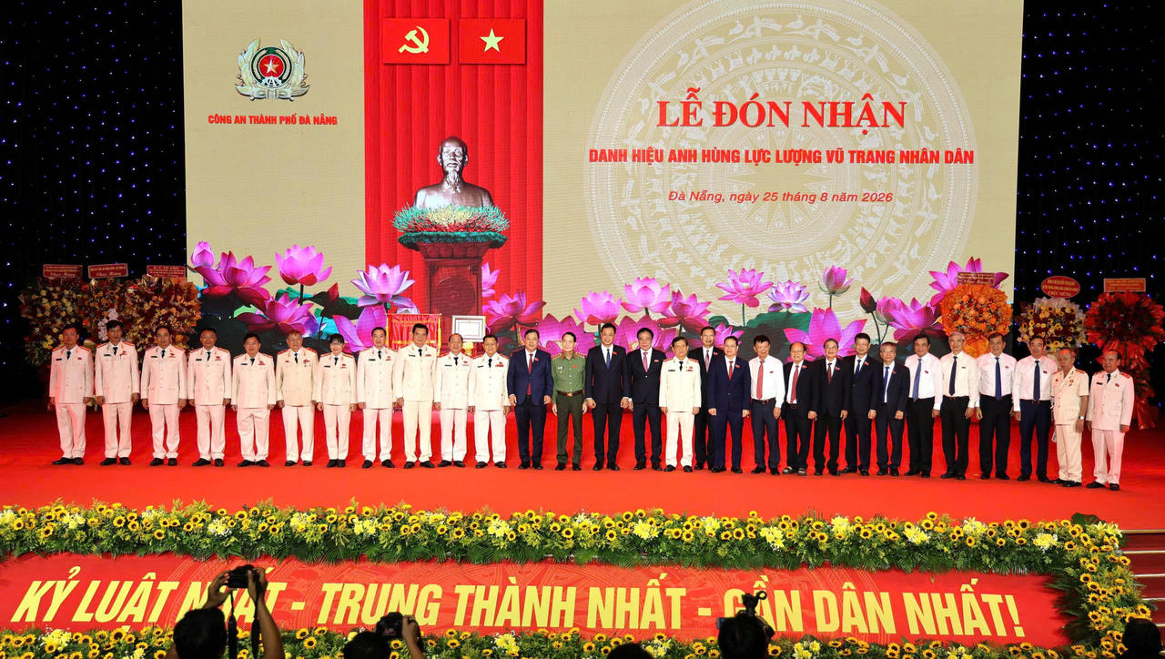 Ph&oacute; Thủ tướng Thường trực Ch&iacute;nh phủ Phạm Gia T&uacute;c đề nghị C&ocirc;ng an TP Đ&agrave; Nẵng thực hiện tốt một số nhiệm vụ trọng t&acirc;m, trong đ&oacute; c&oacute; qu&aacute;n triệt triển khai thực hiện nghi&ecirc;m c&aacute;c chủ trương, đường lối, quan điểm của Trung ương, Bộ Ch&iacute;nh trị, Ban B&iacute; thư, sự chỉ đạo của Đảng ủy C&ocirc;ng an Trung ương, Bộ C&ocirc;ng an về bảo vệ an ninh quốc gia, giữ g&igrave;n trật tự, an to&agrave;n x&atilde; hội (ảnh V&acirc;n Anh)