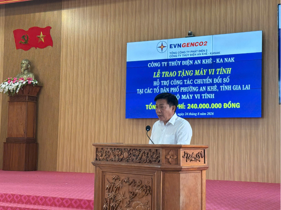 Ông Đặng Quốc Hoài Huy – Chủ tịch UBND phường An Khê phát biểu tại chương trình trao tặng máy vi tính.