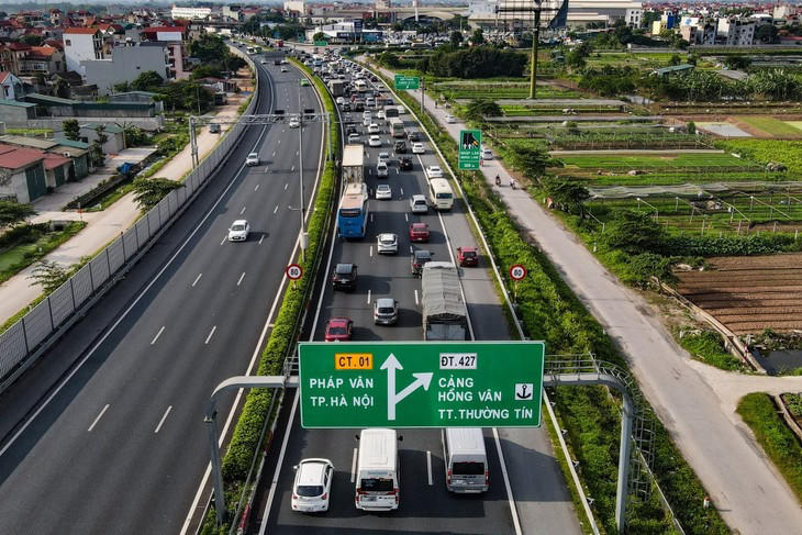 CSGT xử phạt lỗi không giữ khoảng cách an toàn trên cao tốc Pháp Vân