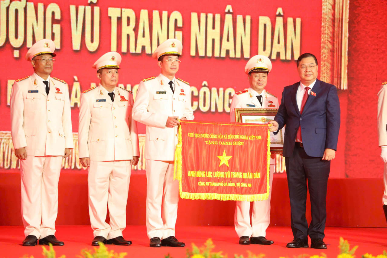 Ph&oacute; Thủ tướng Thường trực Ch&iacute;nh phủ Phạm Gia T&uacute;c trao danh hiệu Anh h&ugrave;ng Lực lượng vũ trang nh&acirc;n d&acirc;n tặng C&ocirc;ng an th&agrave;nh phố Đ&agrave; Nẵng (ảnh V&acirc;n Anh)