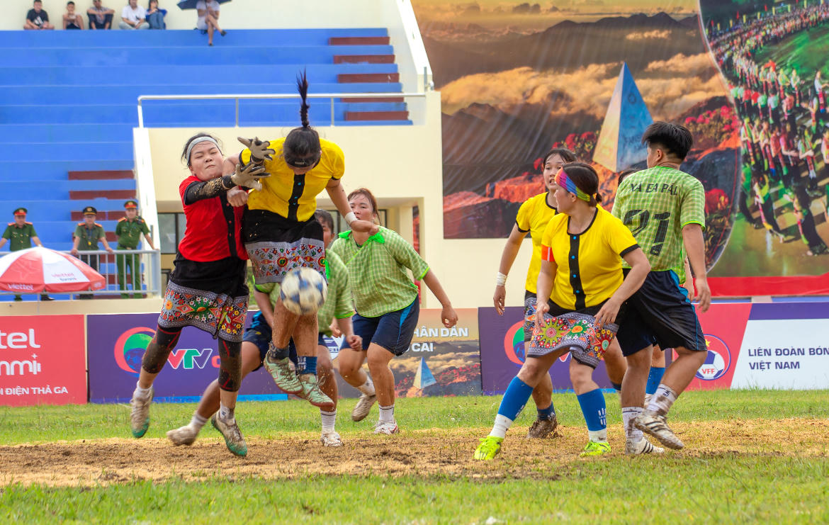 Vẻ đẹp mộc mạc của những “đóa hoa rừng” trên sân cỏ VTV Cup lần thứ I